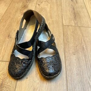 Rieker size 42 navy blue Women's Shoes. Well made Velcro shoe in EUC.